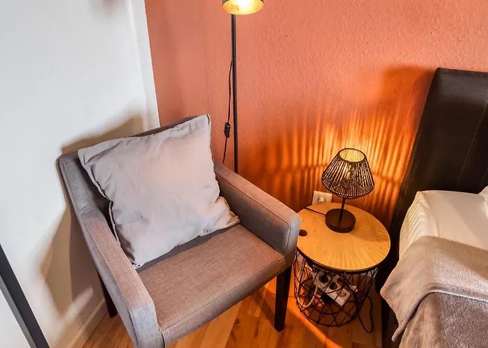 Neu Ruhige Und Gemuetliche Mit Balkon